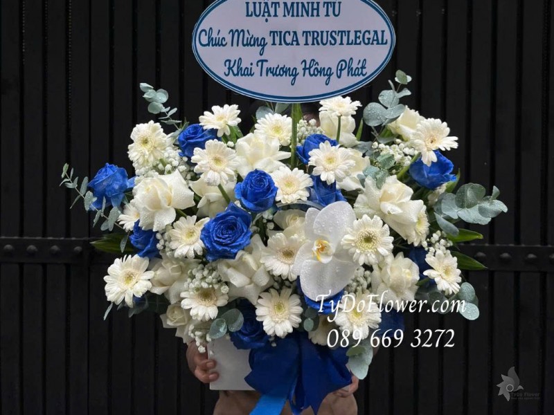 G0825568 GIỎ HOA CHÚC MỪNG KHAI TRƯƠNG HỒNG PHÁT Thiết kế gam màu trắng xanh dương