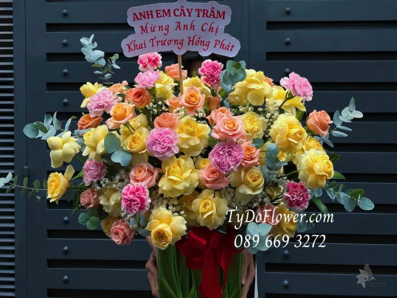 G0825572 GIỎ HOA CHÚC MỪNG KHAI TRƯƠNG HỒNG PHÁT Thiết kế gam màu vàng hồng cam, hoa hồng vàng gold, cam shimmer, cẩm chướng