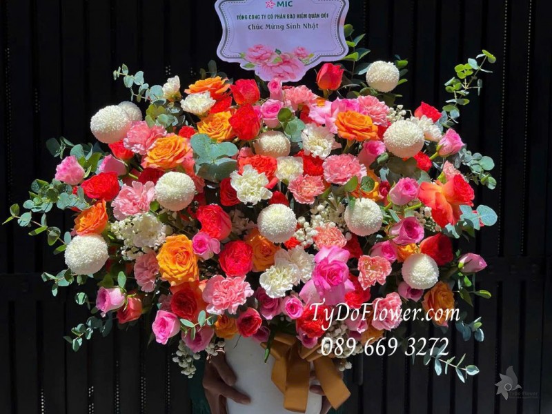 G0825573 GIỎ HOA CHÚC MỪNG SINH NHẬT Thiết kế gam màu đỏ hồng cam trắng, phối hoa ngẫu nhiên