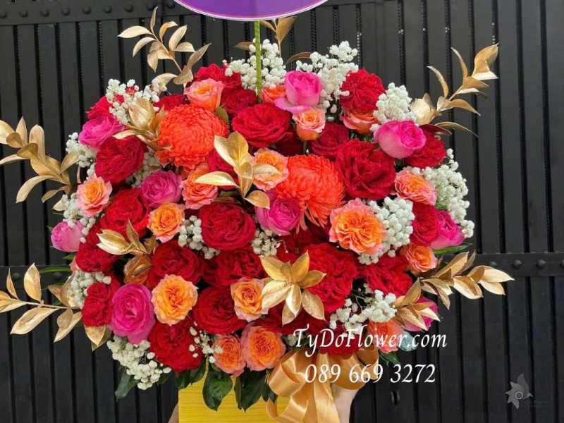 G0825574 GIỎ HOA CHÚC MỪNG TÂN GIA Thiết kế gam màu đỏ cam, Hoa Hồng Ohara Red Rose, Cam Spirit, Cúc Mẫu Đơn Cam