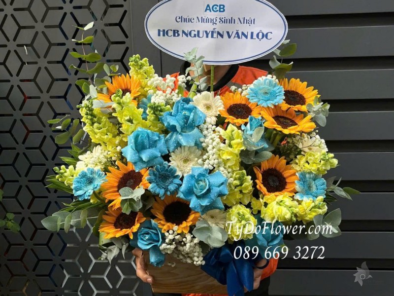 G0825576 GIỎ HOA CHÚC MỪNG SINH NHẬT Thiết kế Hoa Hướng Dương, Mõm Sói Vàng, Hoa Hồng Xanh Dương