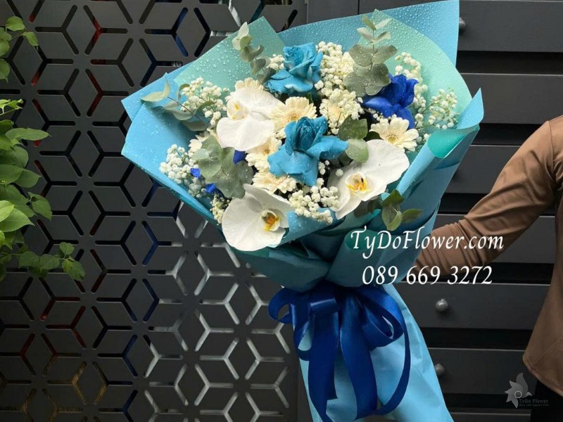 B0825582 BÓ HOA CHÚC MỪNG Thiết kế Hoa Hồng Xanh Dương, Hồ Điệp Trắng