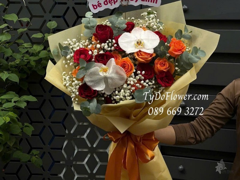 B0825584 BÓ HOA CHÚC MỪNG SINH NHẬT Thiết kế Hoa Hồng Đỏ Cam, Hồ Điệp Trắng