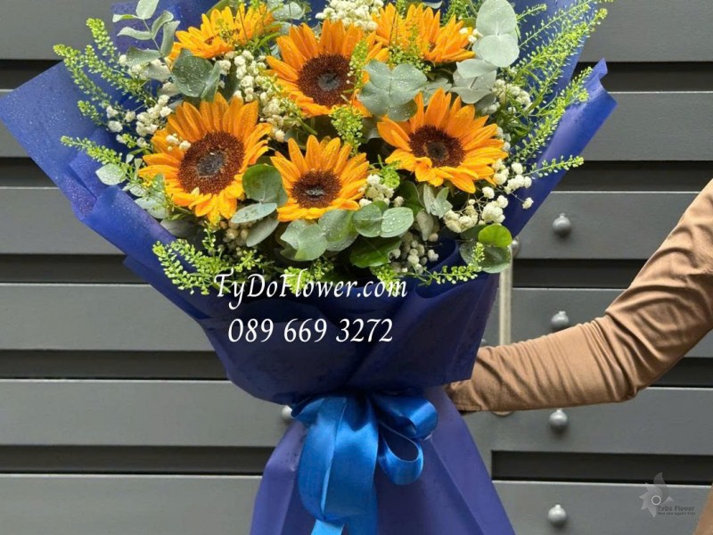 B0825586 BÓ HOA TỐT NGHIỆP Thiết kế hoa hướng dương