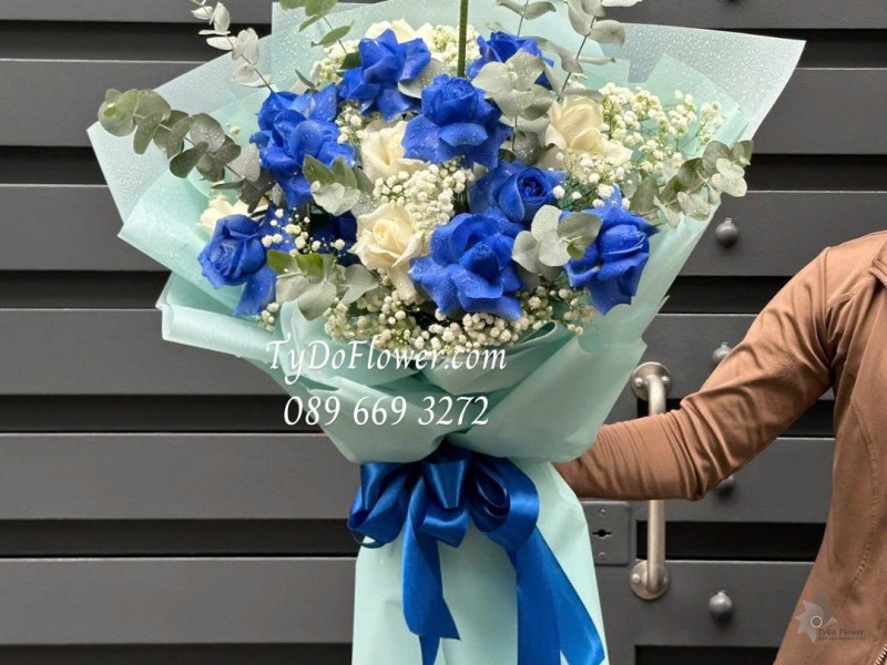 B0825587 BÓ HOA CHÚC MỪNG SẾP Thiết kế Hoa Hồng Trắng Xanh Dương
