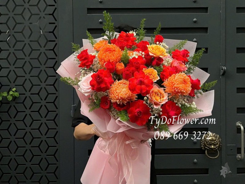 B0825588 BÓ HOA CHÚC MỪNG Thiết kế Hoa Hồng Đỏ Pháp, Cam Spirit, Cúc Mẫu Đơn Cam