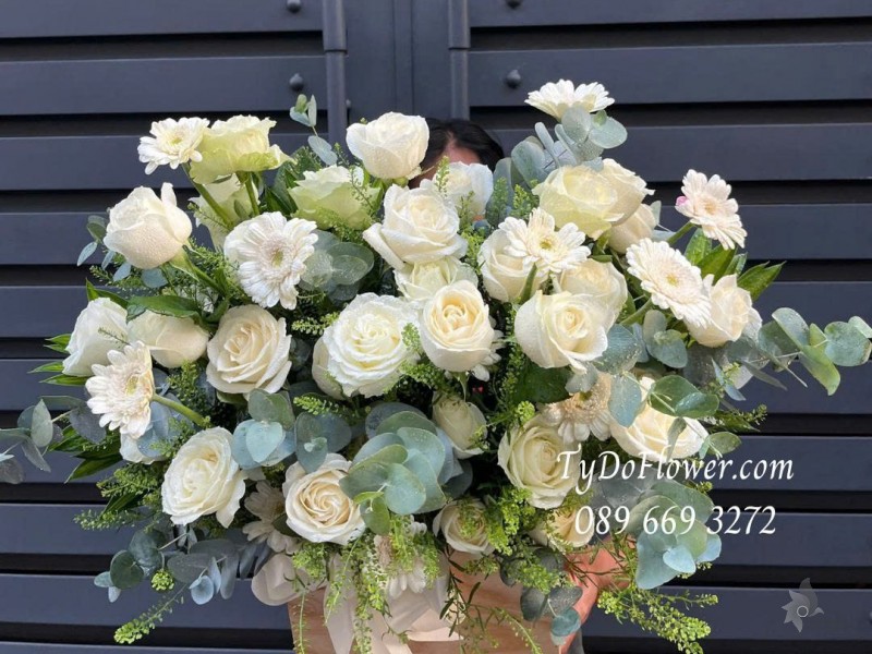 G0825605 GIỎ HOA HỒNG TRẮNG Hoa Chia Buồn