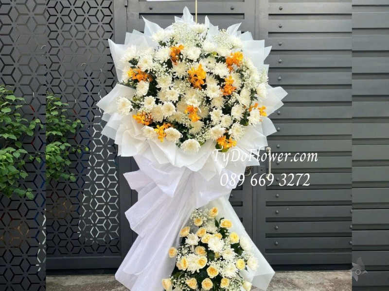 KCB0825607 KỆ HOA TANG LỄ VÒNG HOA CHIA BUỒN Hoa Kính Viếng Thiết kế 02 tầng, hoa cúc trắng, lan vàng, hoa hồng Juliet