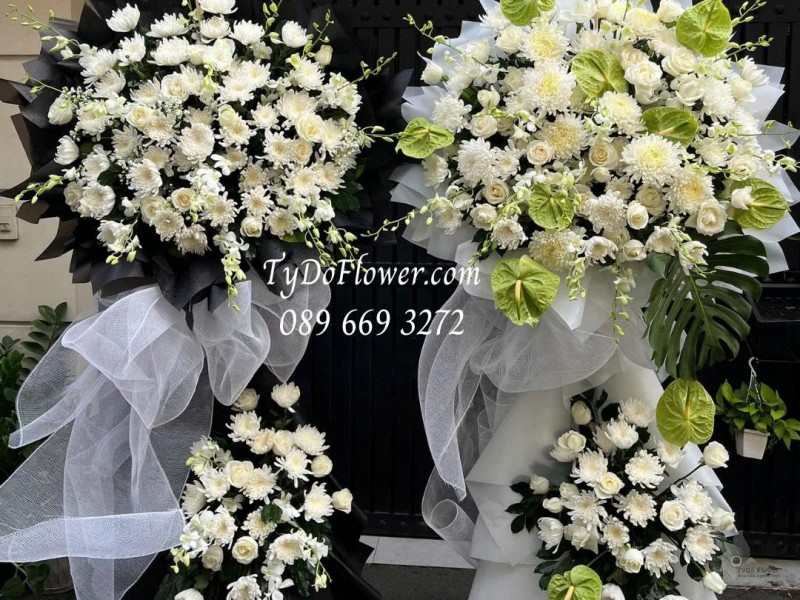 KCB0825608 MỘT CẶP KỆ HOA TANG LỄ VÒNG HOA CHIA BUỒN Hoa Kính Viếng Thiết kế 02 tầng, hoa cúc, lan thái, hoa hồng trắng