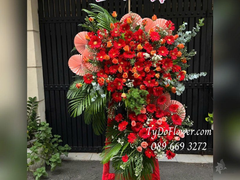 KCM0825609 KỆ HOA CHÚC MỪNG LỄ TỐT NGHIỆP Thiết kế hoa hồng cam, đồng tiền đỏ, phụ kiện trang trí cao cấp