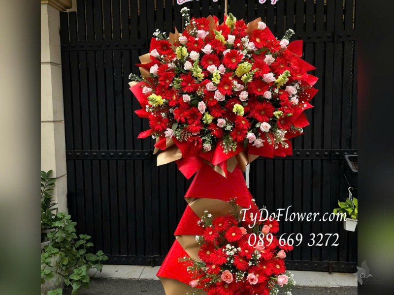 KCM0825610 KỆ HOA CHÚC MỪNG LỄ TỐT NGHIỆP Thiết kế hoa hồng kem, đồng tiền đỏ, nền giấy mỹ thuật cao cấp