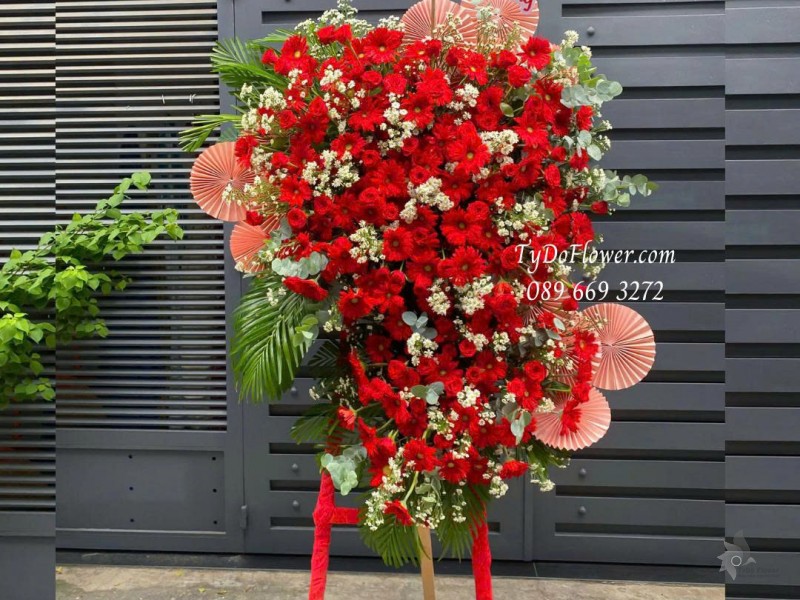 KCM0825615 KỆ HOA CHÚC MỪNG Thiết kế hoa hồng đỏ, đồng tiền đỏ, nền giấy mỹ thuật cao cấp