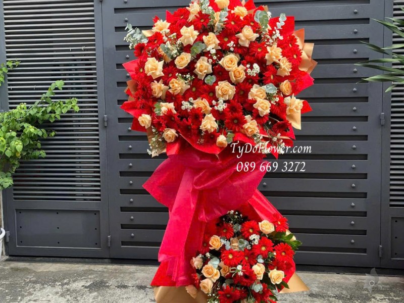 KCM0825616 KỆ HOA CHÚC MỪNG Thiết kế hoa hồng cam, đồng tiền đỏ, nền giấy mỹ thuật cao cấp