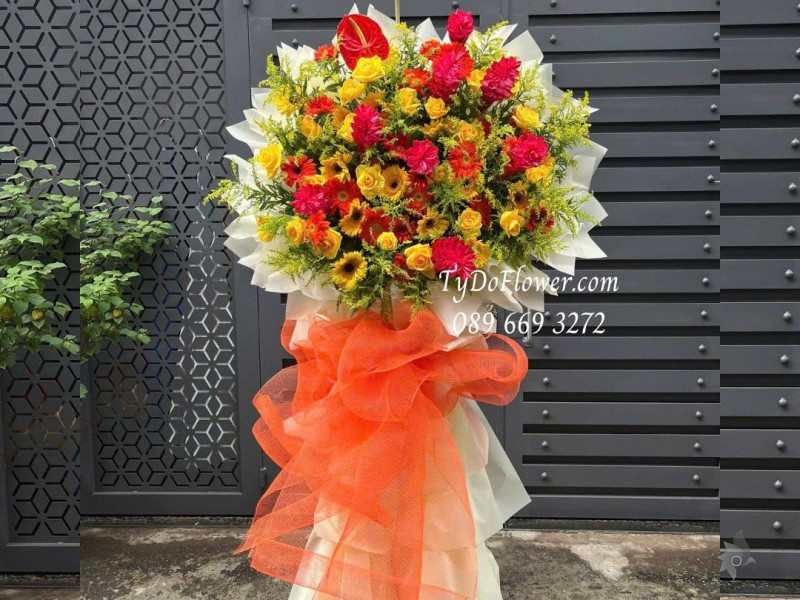 KCM0825617 KỆ HOA CHÚC MỪNG SINH NHẬT Thiết kế gam màu đỏ vàng, hoa phối ngẫu nhiên