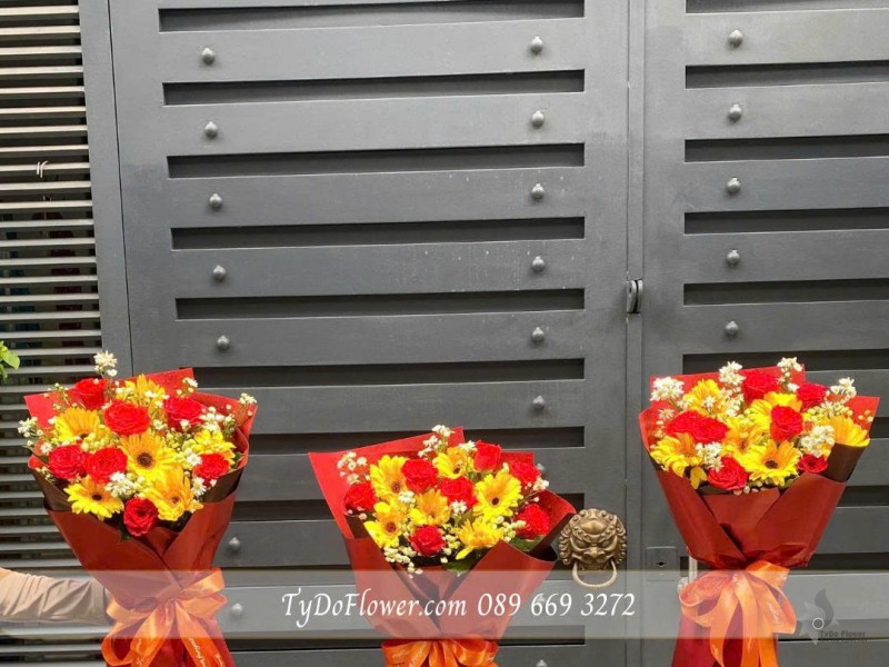 B0825627 ĐẶT TỪ 03 BÓ HOA CHÚC MỪNG trao tặng đại biểu, lễ tốt nghiệp