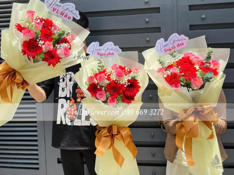 B0825628 ĐẶT TỪ 03 BÓ HOA CHÚC MỪNG trao tặng đại biểu, lễ tốt nghiệp