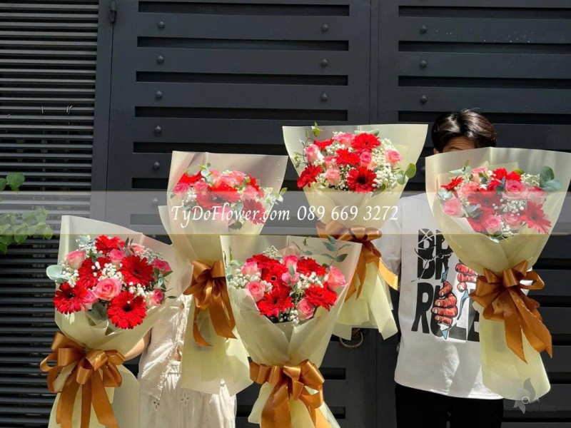 B0825633 ĐẶT TỪ 03 BÓ HOA CHÚC MỪNG trao tặng đại biểu, lễ tốt nghiệp