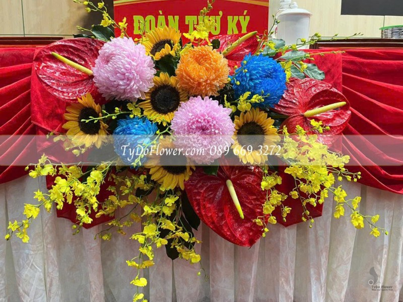 L0825634 ĐẶT TỪ 02 CỤM HOA TREO TRƯỚC BÀN ĐẠI BIỂU