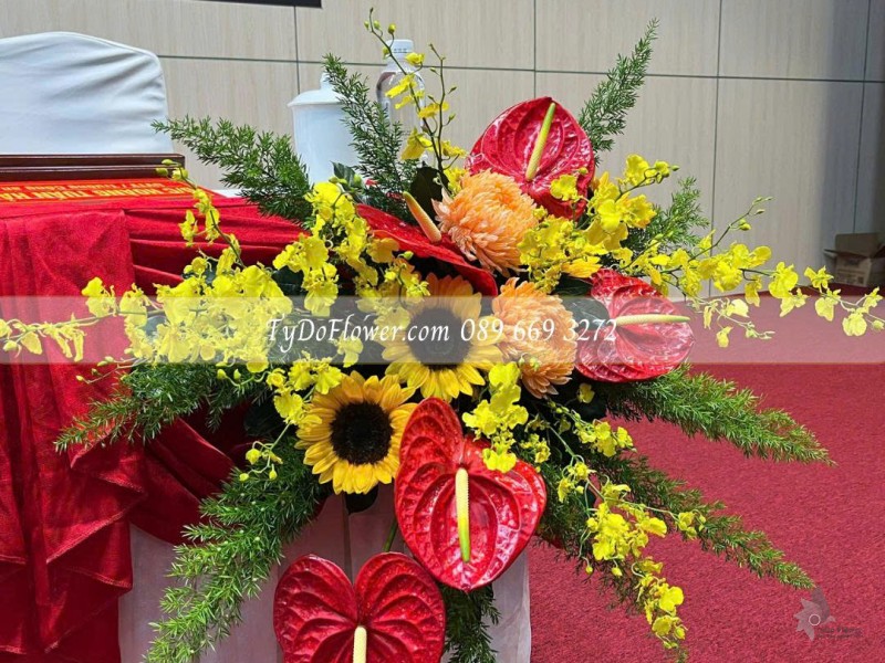 L0825635 ĐẶT TỪ 02 CỤM HOA TREO TRƯỚC BÀN ĐẠI BIỂU