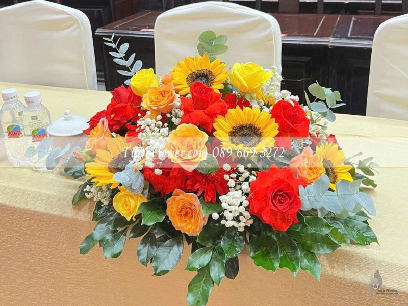 L0825636 ĐẶT TỪ 02 LẴNG HOA ĐỂ BÀN ĐẠI BIỂU