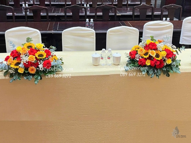  L0825637 ĐẶT TỪ 02 LẴNG HOA ĐỂ BÀN ĐẠI BIỂU