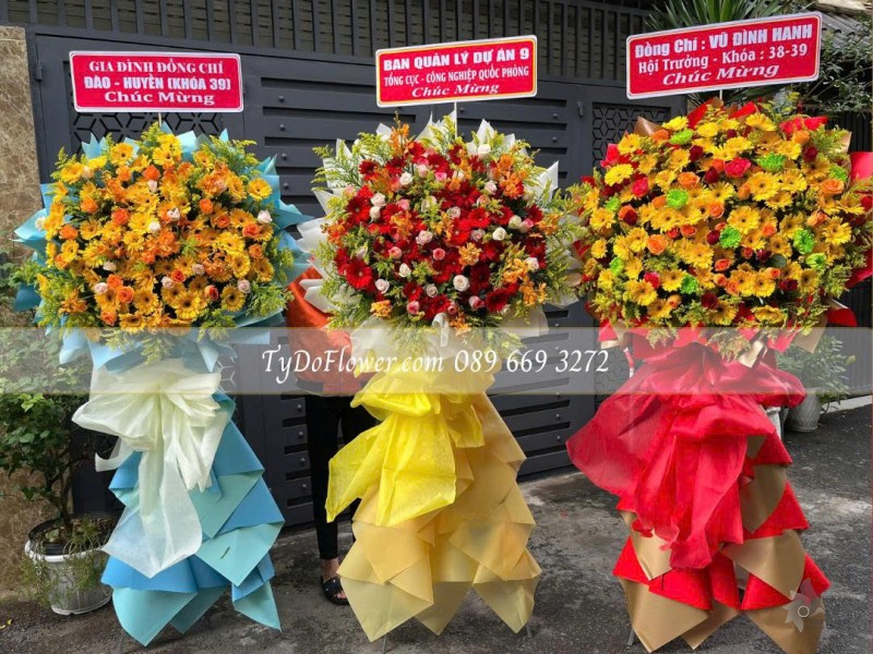 KCM0825640 ĐẶT TỪ 03 KỆ HOA CHÚC MỪNG Thiết kế tông màu đỏ vàng trên nền giấy mỹ thuật cao cấp