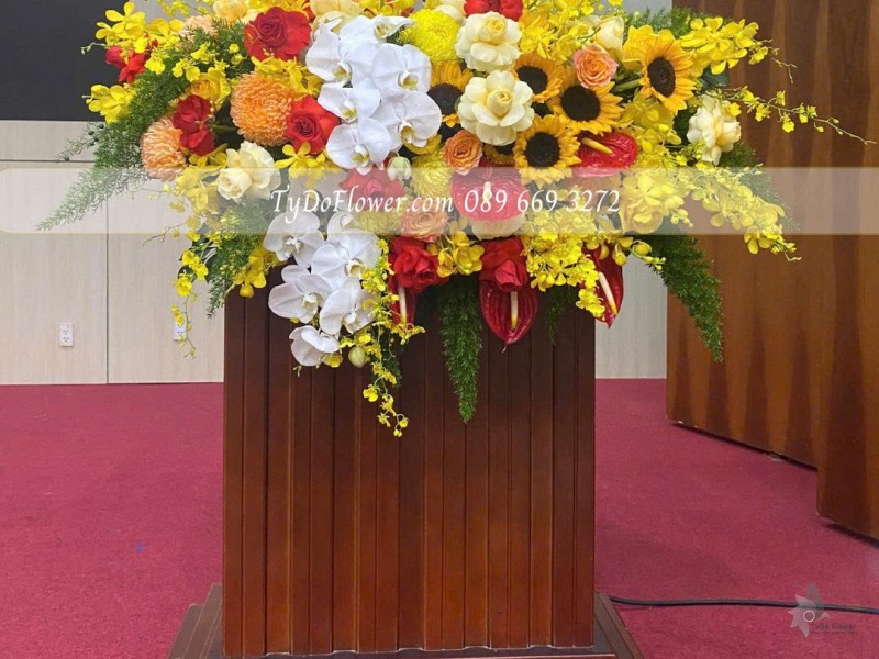L0825641 HOA TRANG TRÍ BỤC PHÁT BIỂU Thiết kế Hoa Hướng Dương, Hoa Lan Vũ Nữ, Cúc Mẫu Đơn, Hoa Hồng