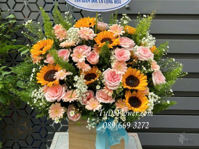 G0825648 GIỎ HOA CHÚC MỪNG Thiết kế hoa hồng Pink Ohara, hoa hướng dương