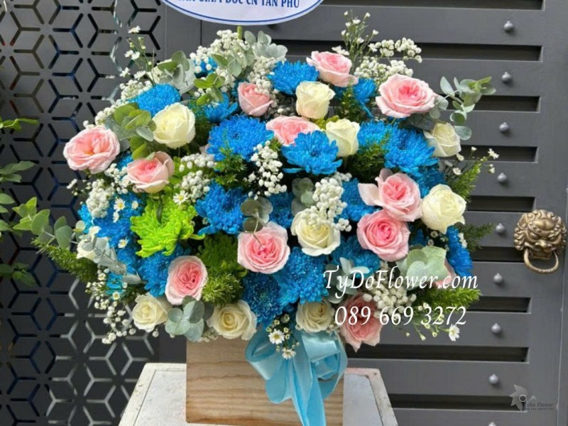 G0825649 GIỎ HOA CHÚC MỪNG TÂN GIÁM ĐỐC Thiết kế hoa hồng Pink Ohara, hoa hồng trắng, cúc xanh dương