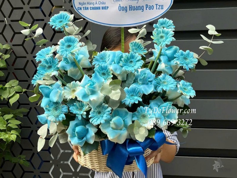 G0825650 GIỎ HOA CHÚC MỪNG Thiết kế hoa hồng xanh dương