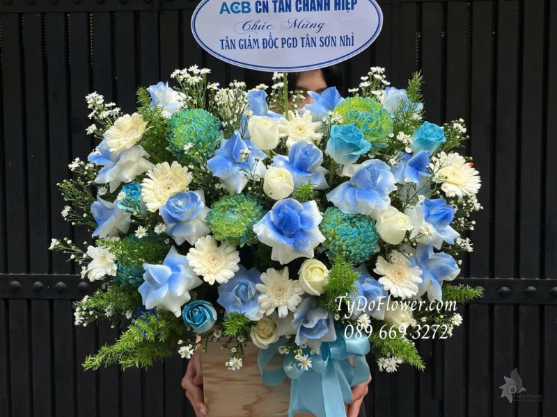 G0825651 GIỎ HOA CHÚC MỪNG TÂN GIÁM ĐỐC Thiết kế hoa hồng trắng xanh dương, đồng tiền mini, cúc xanh