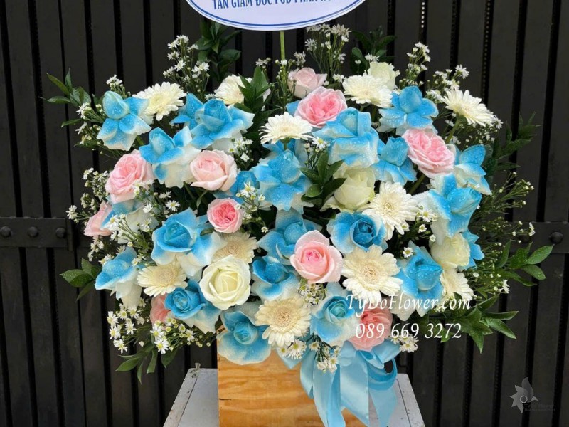 G0825652 GIỎ HOA CHÚC MỪNG TÂN GIÁM ĐỐC Thiết kế hoa hồng Pink Ohara, hoa hồng trắng xanh dương