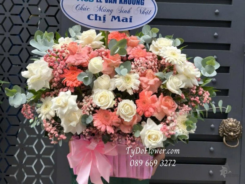 G0825654 GIỎ HOA CHÚC MỪNG SINH NHẬT Thiết kế hoa hồng, đồng tiền mini