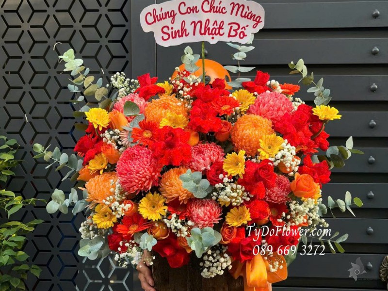 G0825655 GIỎ HOA CHÚC MỪNG SINH NHẬT BỐ Thiết kế hoa cúc mẫu đơn đỏ cam, hoa hồng đỏ Ecucador