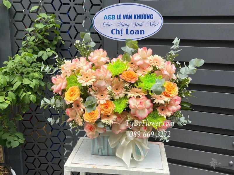 G0825657 GIỎ HOA CHÚC MỪNG SINH NHẬT Thiết kế hoa hồng song hỷ, cam spirit, cúc xanh