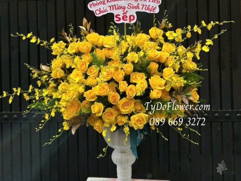 BI0825660 BÌNH HOA CHÚC MỪNG SINH NHẬT SẾP Thiết kế Hoa Hồng Vàng Gold, Lan Vũ Nữ