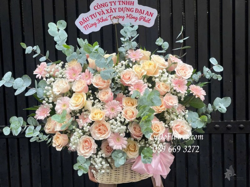 G0925665 GIỎ HOA CHÚC MỪNG KHAI TRƯƠNG HỒNG PHÁT Thiết kế hoa hồng kem trà