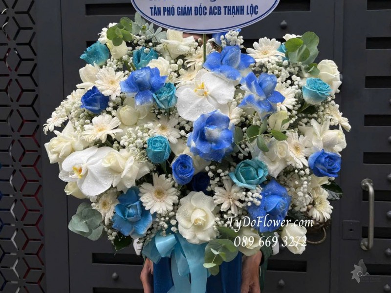 G0925666 GIỎ HOA CHÚC MỪNG TÂN PHÓ GIÁM ĐỐC Thiết kế hoa hồng trắng xanh dương