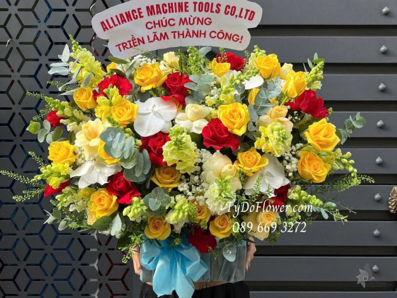 G0925667 GIỎ HOA CHÚC MỪNG TRIỂN LÃM THÀNH CÔNG Thiết kế hoa hồng đỏ Ecuador, hoa hồng vàng Gold, Victor, mõm sói vàng