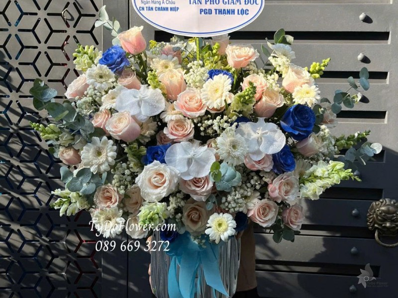 G0925668 GIỎ HOA CHÚC MỪNG TÂN PHÓ GIÁM ĐỐC Thiết kế hoa hồng Pink Mondial, xanh dương, mõm sói, lan hồ điệp