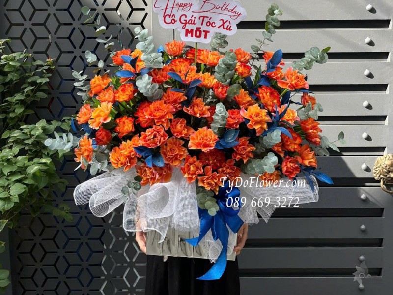 G0925670 GIỎ HOA CHÚC MỪNG SINH NHẬT Thiết kế hoa hồng cam Spirit