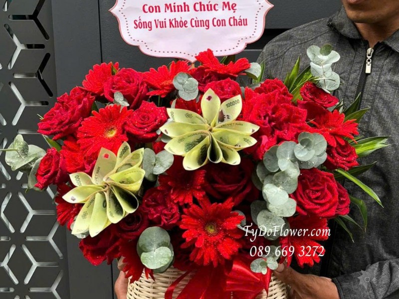 G0925671 GIỎ HOA TẶNG MẸ Thiết kế hoa hồng đỏ Red Ohara, đồng tiền đỏ