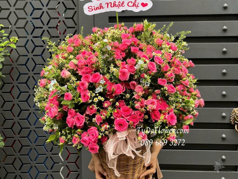 G0925674 GIỎ HOA CHÚC MỪNG SINH NHẬT CHỊ Thiết kế hoa hồng Sofia