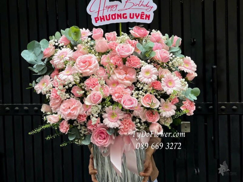 G0925676 GIỎ HOA CHÚC MỪNG SINH NHẬT Thiết kế hoa hồng kem dâu, phăng hồng, đồng tiền mini