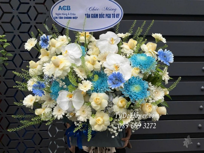 G0925679 GIỎ HOA CHÚC MỪNG TÂN GIÁM ĐỐC Thiết kế hoa hồng vàng Victor, lan hồ điệp, cúc xanh dương, đồng tiền mini