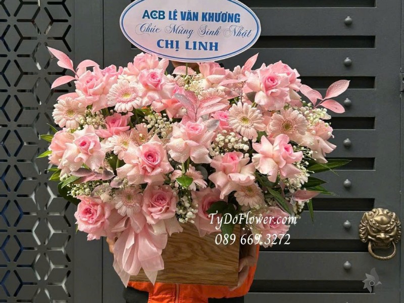 G0925680 GIỎ HOA CHÚC MỪNG SINH NHẬT Thiết kế hoa hồng lạc thần gấp cánh, đồng tiền mini