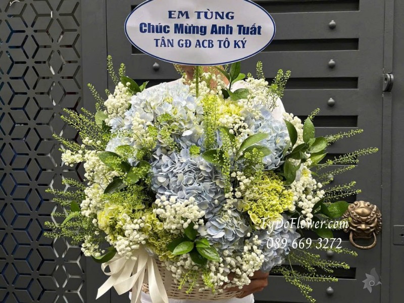 G0925681 GIỎ HOA CHÚC MỪNG TÂN GIÁM ĐỐC Thiết kế hoa cẩm tú cầu, baby trắng