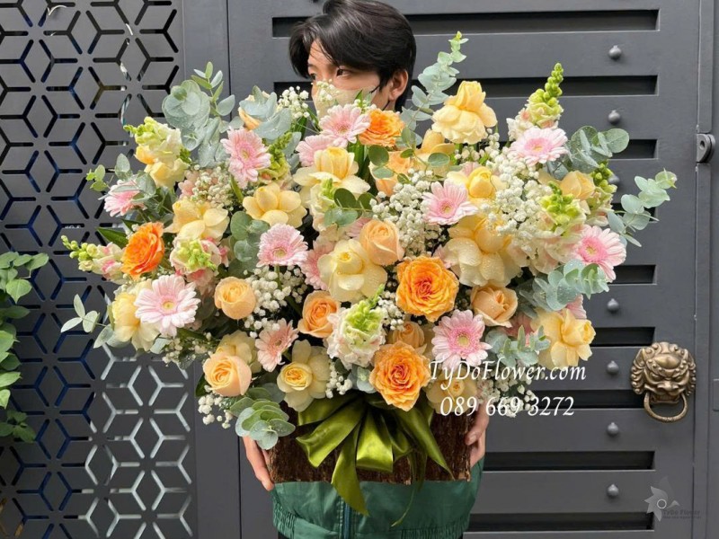 G0925683 GIỎ HOA CHÚC MỪNG Thiết kế hoa hồng vàng Victor, cam Spirit, đồng tiền mini hồng, mõm sói song hỷ