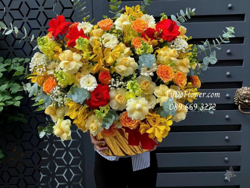 G0925684 GIỎ HOA CHÚC MỪNG Thiết kế hoa hồng vàng Victor, cam Spirit, đỏ Ecuador, lan Mokara vàng, mõm sói, đồng tiền