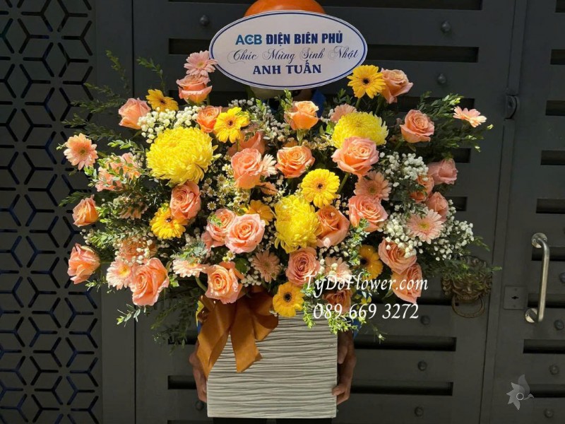 G0925687 GIỎ HOA CHÚC MỪNG SINH NHẬT Thiết kế hoa hồng cam Shimmer, cúc mẫu đơn vàng, đồng tiền mini